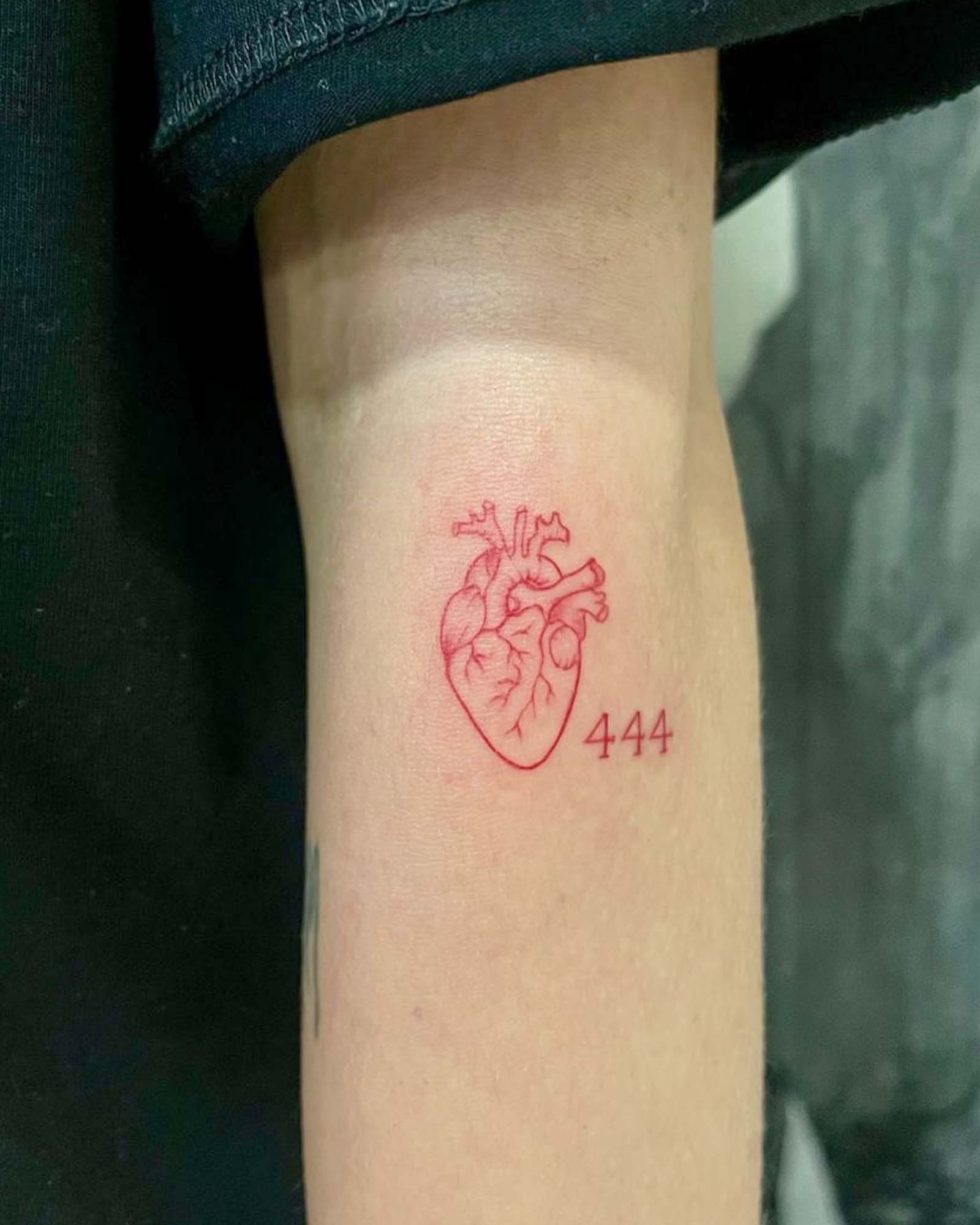 tatuaje corazon anatomico fine line valencia tattoo