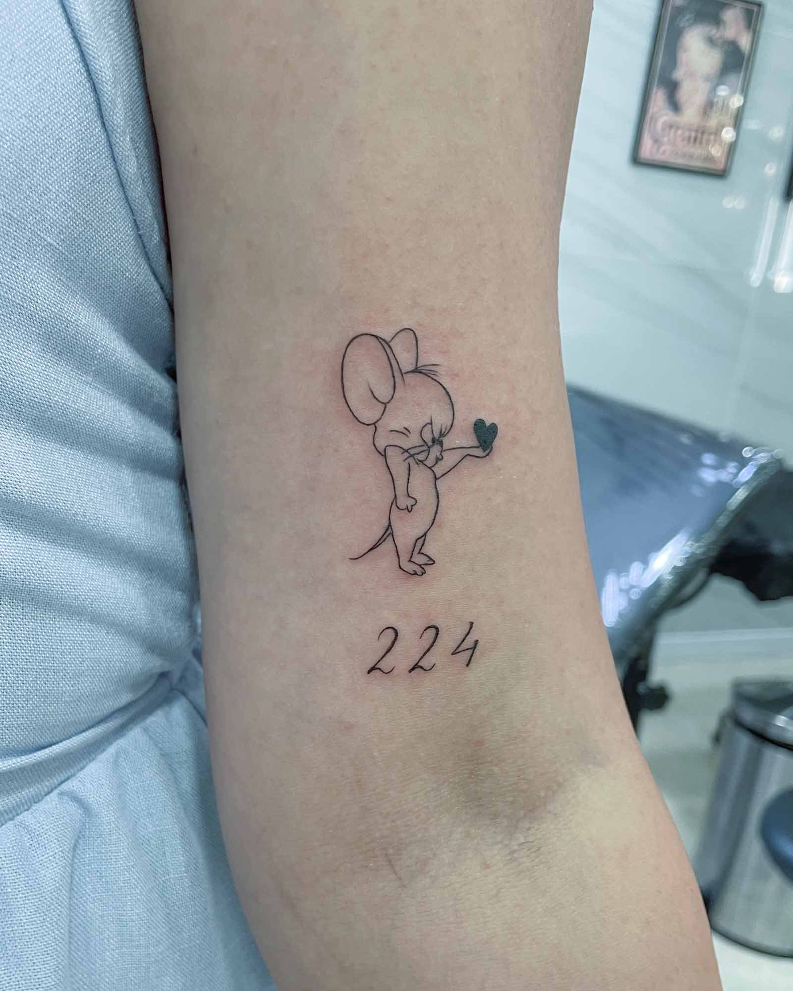 tatuaje linea fina raton minimalista cute valencia