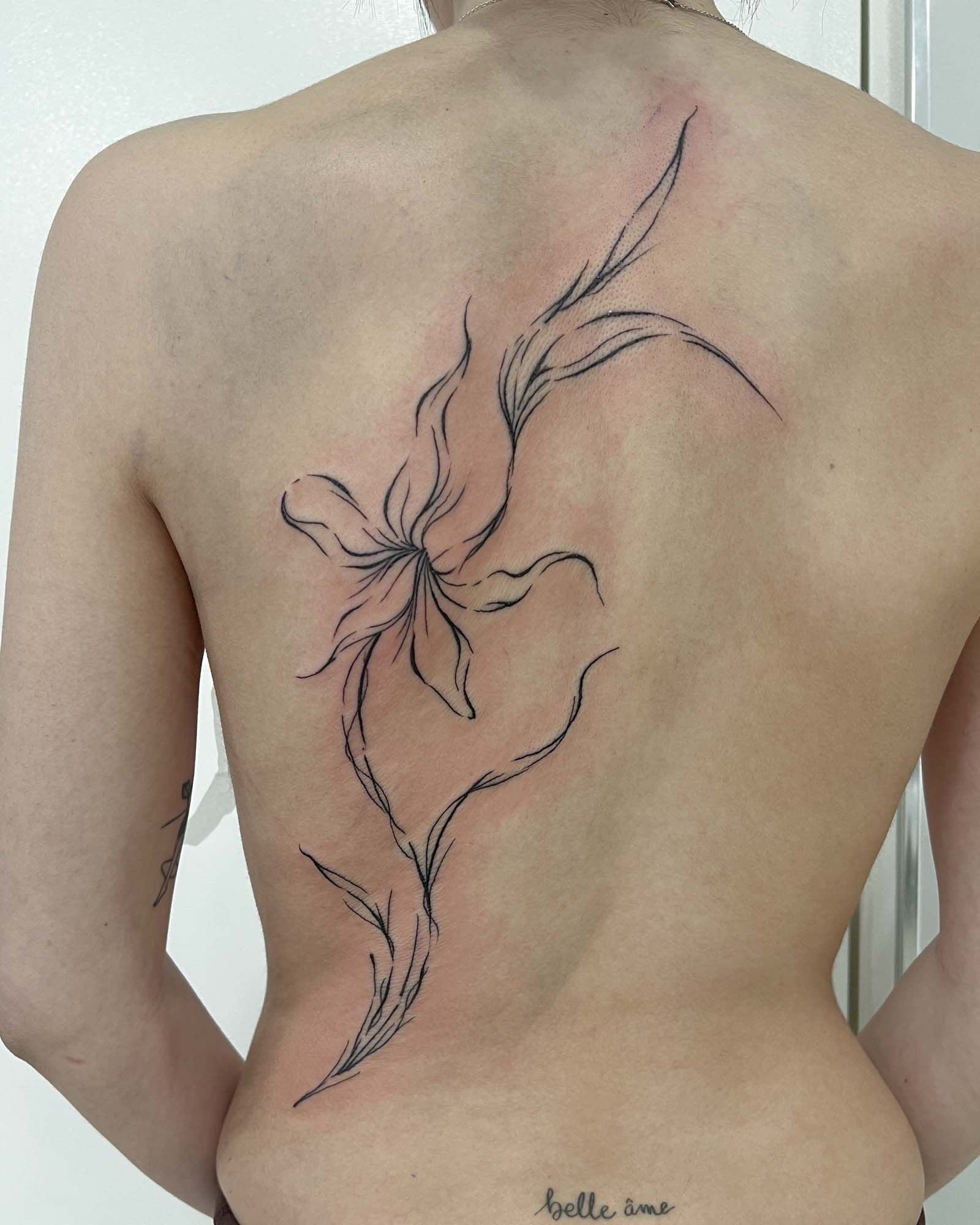 tatuaje ornamental abstracto línea fina en espalda diseño fluido