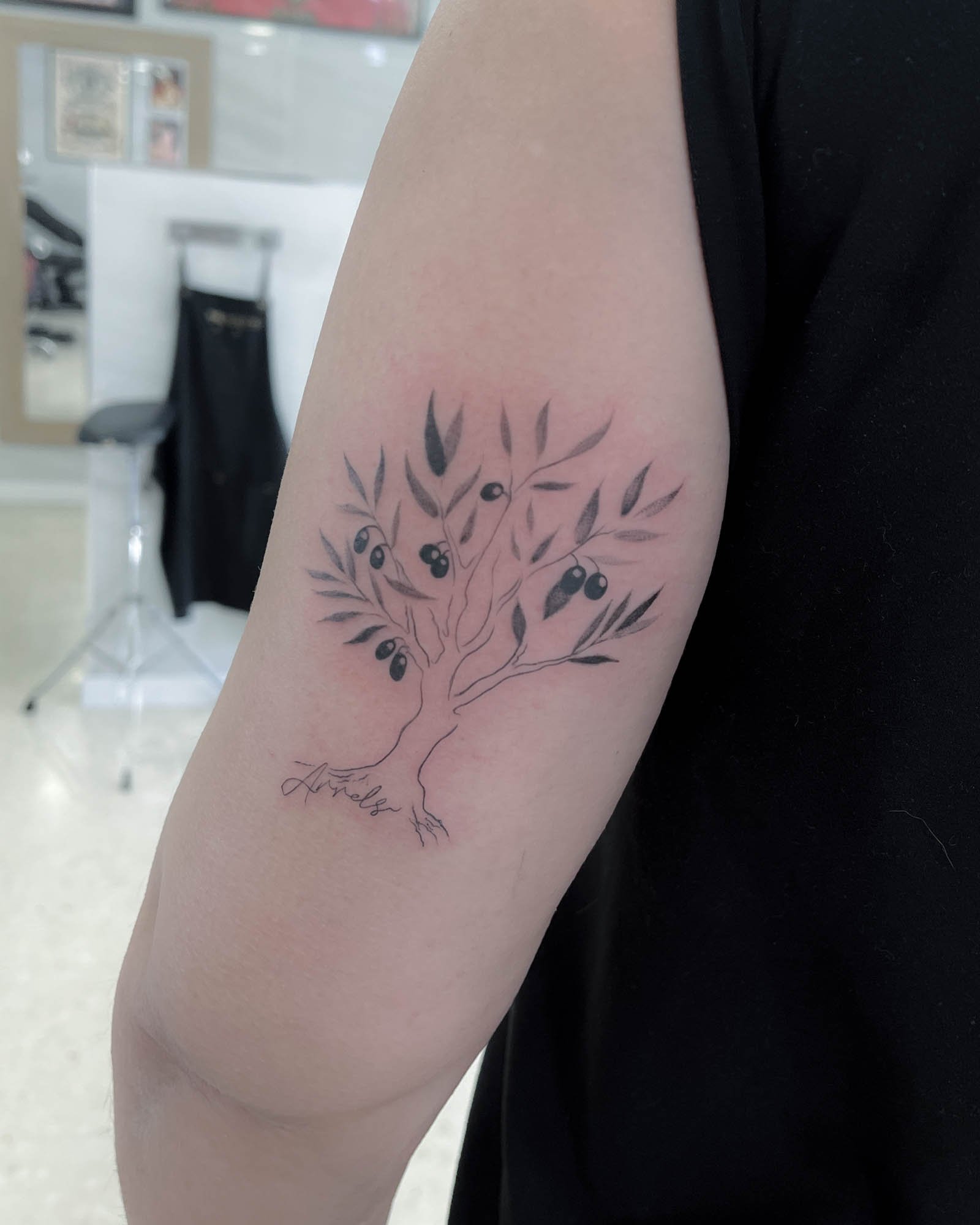tatuaje linea fina olivo minimalista valencia